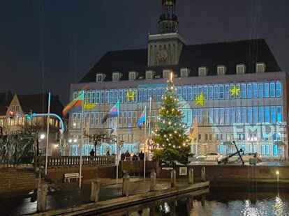 Yvonne Sanz Diaz: &bdquo;Dieses Foto entstand im Dezember 2020, als die Stadt Emden die Aktion mit dem beleuchtetem Rathaus hatte. Es war sehr sch&ouml;n anzusehen, und wir als Familie w&uuml;rden uns freuen, wenn es nochmal so eine sch&ouml;ne Aktion gibt.&ldquo;