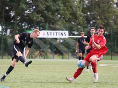 Hinte (schwarze Trikots) fand gegen Uplengen keine wirklich geeigneten Mittel.