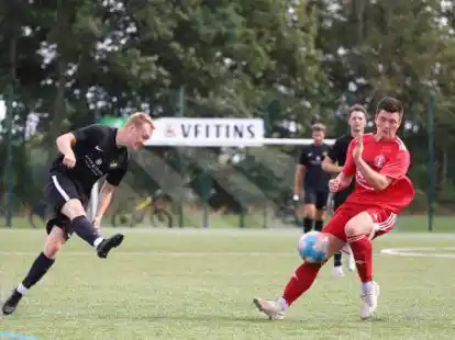Hinte (schwarze Trikots) fand gegen Uplengen keine wirklich geeigneten Mittel.