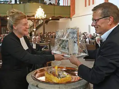 &bdquo;Etwas Urlaub zur Entspannung&ldquo;: Kirchenratsvorsitzender Martin Wegb&uuml;nder &uuml;berreicht Steffi Sander zum Abschied ein Geschenk der Kirchenr&auml;te.