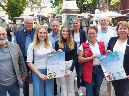 In gro&szlig;er Vorfreude: Uwe Hellmann (Organisator), Jakob Oltmanns (Museumslogger), Lea Wollschl&auml;ger (Leo-Club), Ihno Groeneveld (Lions), Sophia Wollschl&auml;ger (Leo), Martje Merten (Stadtmarketing), Regina Meinen (Kinderschutzbund), Wilfried Kracke (Lions) und Insa Bruns-Breninck (Sparkasse Emden).