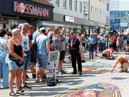 Am Samstag und Sonntag war die City voller Menschen. Hier bestaunen sie die verschiedenen Werke von 3D- und Freien K&uuml;nstler sowie Kopisten aus Mexiko  und Italien.