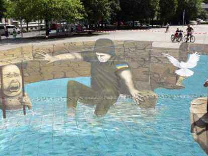 Der polnische 3D-K&uuml;nstler Gregor Wosik l&auml;sst angesichts des Krieges in der Ukraine symbolisch eine wei&szlig;e Friedenstaube fliegen. Aziz Elgart sowie das Vater-Tochter-Gespann Melina und Wilfried Berg haben beim gro&szlig;en Bild geholfen.