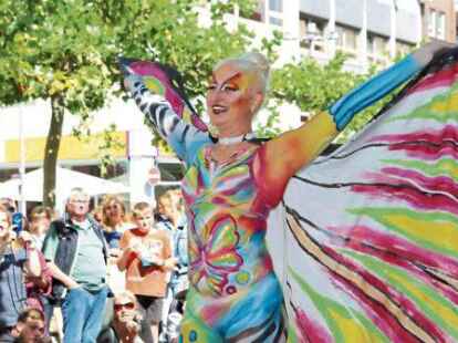 Body-Painterin Silke Kirchhoffhat Artistin Elena in einen bunten Schmetterling verwandelt.