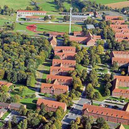 Es ist ein gro&szlig;es Areal mitten in Aurich: Das Gel&auml;nde der ehemaligen Bl&uuml;cherkaserne gleicht einem Stadtteil und wartet darauf, entwickelt zu werden. Viele Akteure wollen dieses Potential derzeit nutzen.