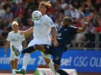 Spielte gegen Meppen in der Liga Rechtsau&szlig;en, im Pokal im defensiven Mittelfeld:  Dominique Ndure (rechts) geht in den Zweikampf mit Marvin Pourie.
