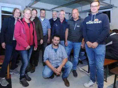 Das ist der neue Vorstand des Verbands Landwirtschaftlicher Fachbildung (VLF) Wesermarsch: (von links) Antje Witting, Sandra Wefer, Beke Ostendorf, Bernd W&uuml;bbenhorst, Carsten Gl&uuml;sing-Luer&szlig;en,  G&uuml;nter Bruns, Jochen Hullmann und Joost Leiner sowie (hockend) Tjade Gronau