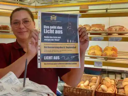 Nicole Weber von der B&auml;ckerei Klatt in Jever zeigt den Flyer der Aktion &bdquo;Uns geht das Licht aus&ldquo;. Sie soll auf die Probleme im B&auml;ckerhandwerk aufmerksam machen.