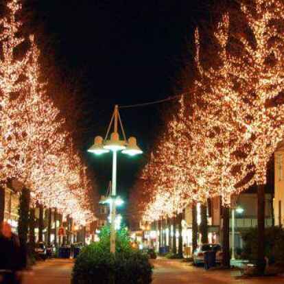 Ein Bild aus anderen Zeiten: So sah die Weihnachtsbeleuchtung einst in der Bahnhofstra&szlig;e in Bad Zwischenahn aus. Wie es in diesem Jahr aussehen wird, ist noch nicht abschlie&szlig;end gekl&auml;rt.