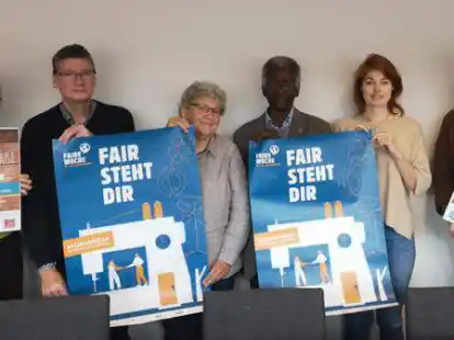 Stellten das Programm vor: Monika Batke von der Hochschule Emden/Leer, Gerhard Teerling, Vorsitzender der Werbegemeinschaft Rathaus Karree Emden, Sabine Kreutz von Pique, Ratsmitglied Abdou Ouedraogo, Maike Klingenberg von agilio und Stadtsprecherin Theda Eilers.