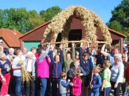 So sch&ouml;n sah die bislang letzte Erntekrone f&uuml;r Sillenstede aus: Landvolk, B&uuml;rgerverein und Konfirmanden banden sie in Vor-Corona-Zeiten.