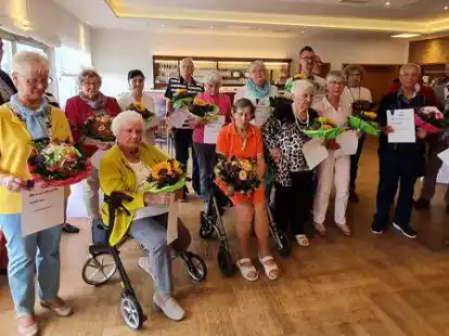 Der VdK-Ortsverband Ganderkesee hat bei seiner Jahreshauptversammlung 71 Mitglieder f&uuml;r teils jahrzehntelange Treue ausgezeichnet; im Bild: einige der Geehrten.