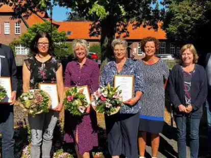 Jubilare in der Wiefelsteder Gemeindeverwaltung (von links): J&ouml;rg Pieper, Heike Kaschig, Marlies Schlange und Insa St&uuml;hrenberg wurden von Petra Tabke, Sigrid Lemp und Tobias Habben ausgezeichnet.