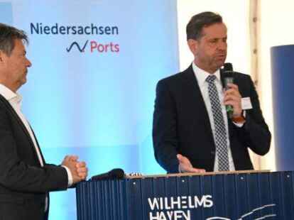 Zusage an Wilhelmshaven: Energieminister Olaf Lies (rechts) und Vizekanzler Robert Habeck bei der Vertragsunterzeichnung f&uuml;rs LNG-Terminal