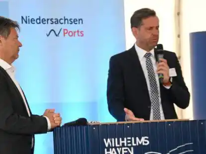 Zusage an Wilhelmshaven: Energieminister Olaf Lies (rechts) und Vizekanzler Robert Habeck bei der Vertragsunterzeichnung f&uuml;rs LNG-Terminal