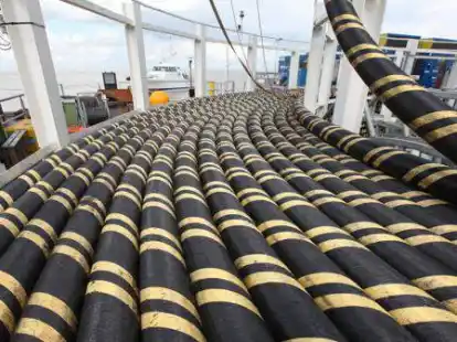 Gleichstromkabel, die Offshore-Windparks in der Nordsee k&uuml;nftig mit dem ostfriesischen Festland verbinden sollen. Netzbetreiber Tennet startet dazu jetzt Ausschreibungen.