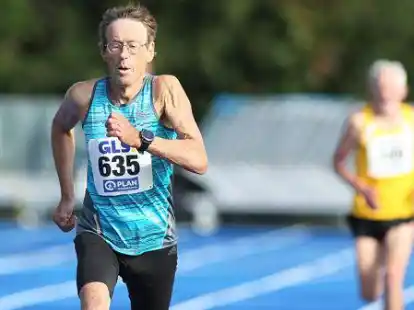 Eilte der Konkurrenz &uuml;ber 800 Meter auf und davon: Uwe Schmalstieg vom TuS Zetel, der sich einen Tag sp&auml;ter auch den deutschen Meistertitel &uuml;ber 1500 m sicherte.