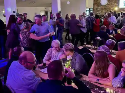 Gut besucht war der Tanzabend zum 100-j&auml;hrigen Bestehen des Klootschie&szlig;er- und Bo&szlig;elvereins Schweewarden.