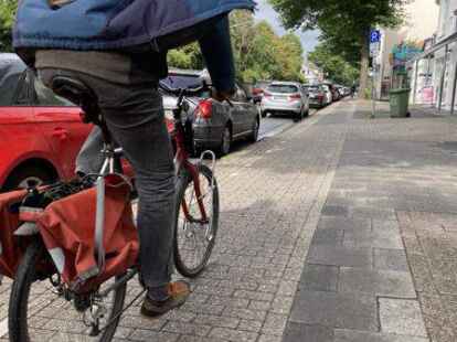 Aktuelle Situation: Der Radweg an der Nadorster Stra&szlig;e ist sehr schnell. K&uuml;nftig sollen die Radfahrer dort fahren, wo jetzt die Autos parken.