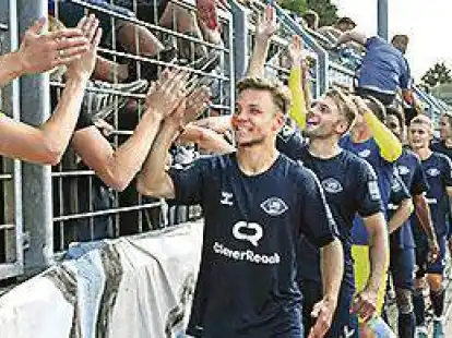 Die Spieler des VfB Oldenburg um Rafael Brand (vorn) k&ouml;nnen auch die n&auml;chsten Spiele im Marschwegstadion bestreiten.
