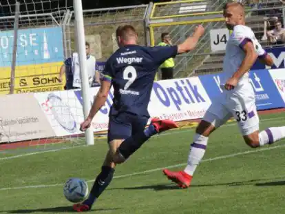 Doppel-Torsch&uuml;tze f&uuml;r den VfB Oldenburg: Kapit&auml;n Max Wegner (blaues Trikot, hier gegen Timo Beermann)