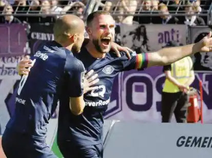 MAXimale Tor-Explosion: In der 72. Minute traf Max Wegner (rechts) zum 4:3 &ndash; nicht nur Manfred Starke feierte mit.