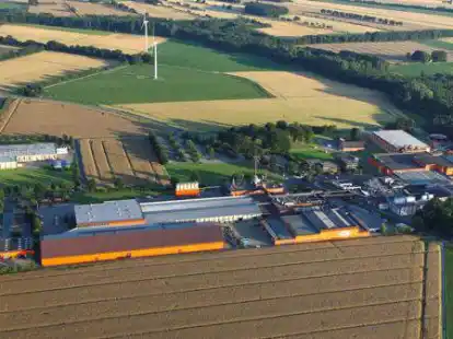 Luftbild aus Aldrup: Die beiden Windkraftanlagen sollen durch st&auml;rkere ausgetauscht werden.