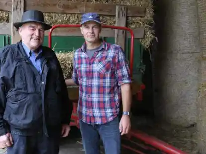 Austausch unter Landwirten: David Bearinger (links), Mennonit aus Kanada, war in den vergangenen Tagen regelm&auml;&szlig;ig bei seinem Berufskollegen Jan Himmelskamp in Stenum zu Besuch. Seine Frau Vera wurde derweil in der Klinik nebenan operiert und nachbehandelt.