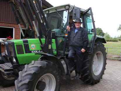 Obwohl er in seinem Alltag weitgehend ohne technische Hilfsmittel auskommt, ist David Bearinger von den gro&szlig;en Maschinen auf dem Hof Himmelskamp fasziniert. (Bild: Karoline Schulz)