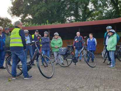 Pedelectraining auf dem Wilhelm-Wellmann-Platz in Gro&szlig;enkneten mit der Verkehrswacht f&uuml;r den Landkreis Oldenburg. Bevor es auf den Parcours ging, erkl&auml;rte Rudi Czipull (gelbe Weste) die Aufgaben.