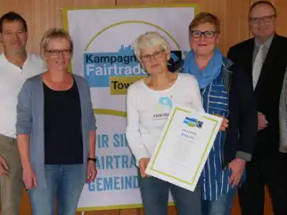 Stadland bleibt Fair-Trade-Gemeinde: (von links) Marlies Pauer, Klaus Wieting, Ute Nordhausen, Ulrike Riesener, Inge Diehm, B&uuml;rgermeister Harald Stindt und Elke Kuik-Janssen