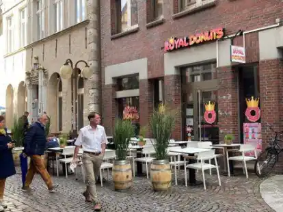 Die Schlangen reichten bis zu &bdquo;V&ouml;lker&rsquo;s&ldquo;, jetzt ist geschlossen: das Royal Donuts zwischen &bdquo;Ahoi&ldquo; und Pistolenstra&szlig;e.