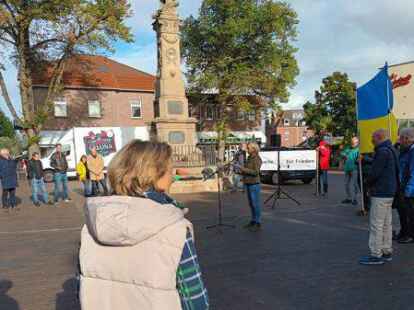 Auf dem Denkmalsplatz in Leer hat die inzwischen 28. Mahnwache gegen den Krieg in der Ukraine stattgefunden.