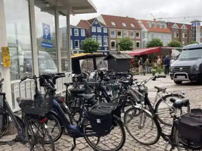 Fahrr&auml;der werden auf dem Auricher Marktplatz abgestellt: hier soll eine Fahrradgarage eine L&ouml;sung schaffen.