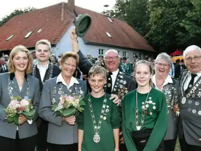 Noch amtieren sie: Eske Hohnholt (hinten, von links) und Bastian Pelz (Jugend), &Auml;nne St&ouml;ver und Hans-Hermann D&uuml;&szlig;mann (Sch&uuml;tzen) sowie Gunda Meyer und Walter St&ouml;ver (Altersk&ouml;nige). Vorn die Sch&uuml;ler-Majest&auml;ten Mika Lehmkuhl und Jule Walkenhorst.