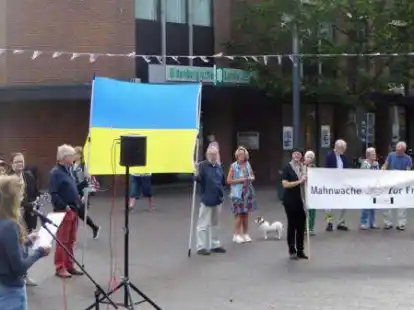 An der allw&ouml;chentlichen Ukraine-Mahnwache in Leer nahmen auch am vergangenen Montag, 29. August, wieder zahlreiche Personen teil.