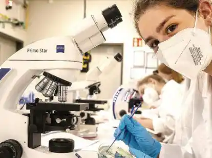 Blick nach vorn Die Gr&uuml;ndung der Universit&auml;tsmedizin in Oldenburg ist eine Reaktion auf den eklatanten Mangel an Fach&auml;rztinnen und Fach&auml;rzten &ndash; besonders im Nordwesten von Niedersachsen.