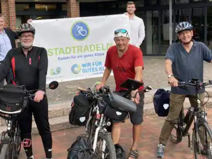 Die &bdquo;Stars&ldquo; des Stadtradelns (vorne von links) Frank Munderloh, Martin Bruns und Dietrich Jaedicke werden von (hinten von links) Dr. Christian Pundt und Kevin Haupt unterst&uuml;tzt.