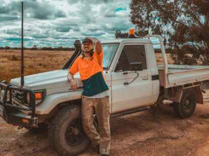 Phil Pankrath lehnt in Westaustralien an einem Kleinlaster.