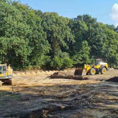 Auf dem Gel&auml;nde neben der Auricher Kreisvolkshochschule an der Oldersumer Stra&szlig;e laufen derzeit die Aufbauarbeiten f&uuml;r ein Containerdorf f&uuml;r Gefl&uuml;chtete.