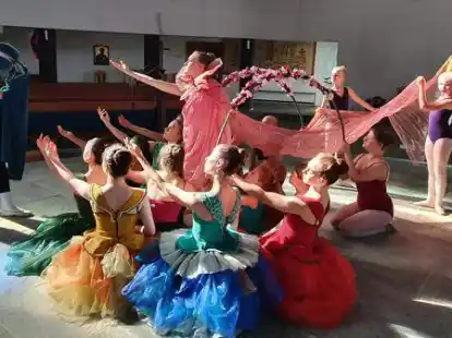 Junge T&auml;nzer und T&auml;nzerinnen der Tanzakademie am Meer werden mit von der Partie sein.