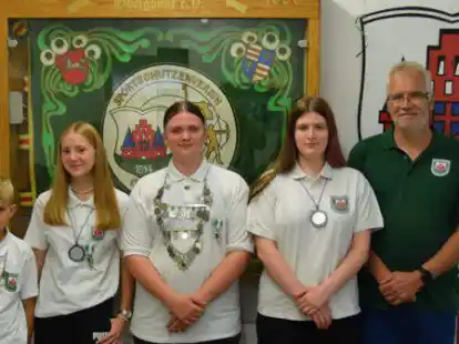 Das neue Jugend-K&ouml;ngshaus mit (von links)  Sch&uuml;lerk&ouml;nig Joost Pakula, Fentje Pakula 2. Hofdame Jugend, Jugendsch&uuml;tzenk&ouml;nigin Sina Ricklefs, 1. Hofdame Jugend Marie Ricklefs, Jugendwart Volker Halle.