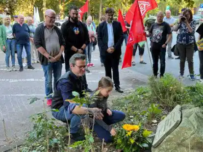 Zur Gedenkfeier mit anschlie&szlig;ender Kranzniederlegung waren am Donnerstagabend knapp 60 Nordenhamerinnen und Nordenhamer gekommen.