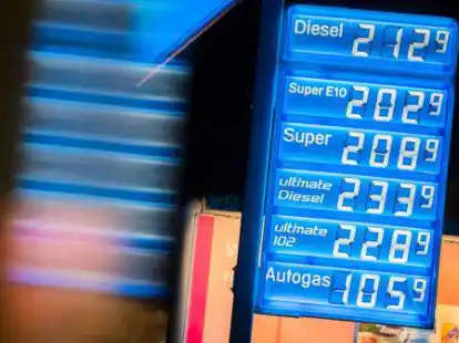 Der Tankrabatt ist Geschichte. Der Preis an den Zapfs&auml;ulen sprang in der Nacht zu Donnerstag vielerorts wieder deutlich &uuml;ber die Zwei-Euro-Marke.