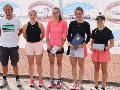 Gewinnerinnen der Damenkonkurrenz der Donnerschweer Open 2022: (v.l.) Turnierorganisator Frank Bartling, Amelie Breer, Henrike Kalettka, Lucy Rieck, Victoria Fojcik.