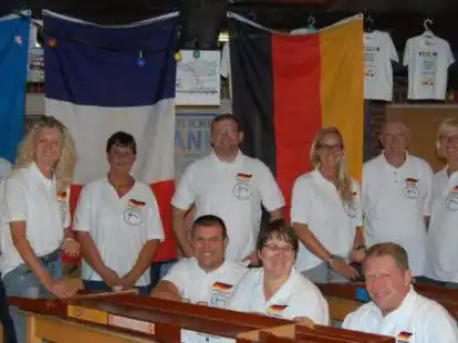 Geh&ouml;ren zum deutschen Team (hinten, von links): J&ouml;rg Zernitz, Sandra Gerdes, Monika Blancke, Marcel Viand, Bianca und Horst K&ouml;ster, Cornelia Hasselhorn sowie (vorne, von links): Fabian Oltmanns, Anja von Deetze und Marco Graue.