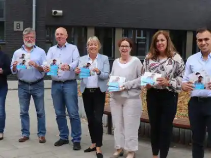 Pr&auml;sentieren das Programm der Tourismus-Akademie (v.l.): Silvia Meyerj&uuml;rgens (Projektkoordination), J&uuml;rgen Gl&uuml;ckhardt (Projektleitung), Winfried Kr&uuml;ger (Gesch&auml;ftsf&uuml;hrung kvhs Ammerland), Ulrike Michalzik (Gesch&auml;ftsf&uuml;hrung kvhs Wesermarsch), Ines Mierau (Gesch&auml;ftsf&uuml;hrung VHS Wilhelmshaven), Dagmar Keuenhof (Gesch&auml;ftsf&uuml;hrung kvhs Friesland-Wittmund), Mert Myumyun (Verwaltung)