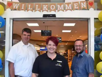 Jetzt selbstst&auml;ndig: Kevin Marwitz (links) und Andreas Schneider gratulierten Stefanie Hesse als neue Chefin des Edeka-Marktes in Huntlosen