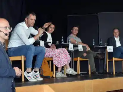 Moderator Peter Havers (v.l.) diskutierte mit den Landtagskandidaten Andr&eacute; H&uuml;ttemeyer, Tanja Meyer, Yannick Wasserburg und Sam Schaffhausen.