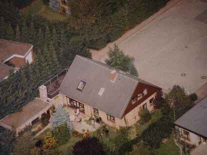 Ein Luftbild der Trakehnenstra&szlig;e aus den 1980ern. Zu sehen ist das Haus von Uta Pille und der Wendeplatz.